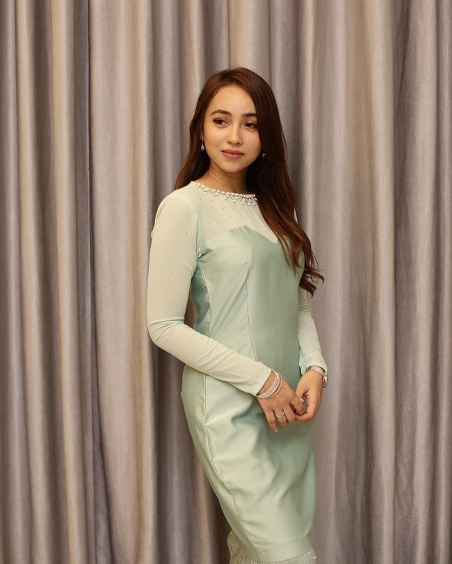 Istri penyanyi Aliff Aziz, Bella Astillah,  terang-terangan melabrak Oktovia melalui media sosial. Bella dengan sengaja mengunggah video yang menampilkan kemesraan Oktovia dan suaminya ke akun Instagramnya. Dia melakukan itu karena sang aktris sebelumnya membantah mendekati Aliff. Foto: Dok. Instagram @oktoviamanrose