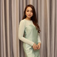Istri penyanyi Aliff Aziz, Bella Astillah,  terang-terangan melabrak Oktovia melalui media sosial. Bella dengan sengaja mengunggah video yang menampilkan kemesraan Oktovia dan suaminya ke akun Instagramnya. Dia melakukan itu karena sang aktris sebelumnya membantah mendekati Aliff. Foto: Dok. Instagram @oktoviamanrose