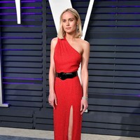 Di malam yang sama, Brie tampil beda dengan gaun one shoulder berwarna merah menyala pada ajang Vanity Fair. Foto: Dok. Getty Images