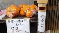 Ada warung suvenir, buah dan kedai teh. Yang paling khas adalah jeruk yuzu. Harganya cukup murah dan beragam tergantung dari manisnya buah. (Bonauli/detikTravel) 