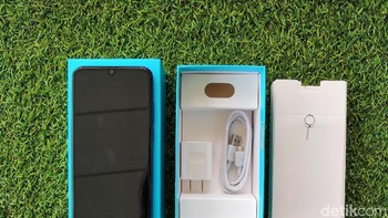 Kelengkapannya standar, charger dan kabel USB serta ejector. Tidak disertakan casing pelindung ataupun earphone. Foto: fyk