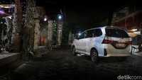 Bagian belakang juga mendapatkan sentuhan. Desain lampu belakang memang terlihat sedikit mengalami ubahan. Pembaruan desain belakang ada di lampu kombinasinya. Lis kromnya juga lebih tebal dibanding model lama. Bemper belakang didesain ulang sehingga menampilkan kesan lebih berlekuk pada stop lampnya. Foto: Dok. Toyota-Astra Motor