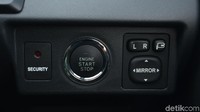 Untuk menyalakan mesin, tenggal tekan tombol Engine Start Stop di sebalah kanan, bersebelahan dengan pengaturan spion. Foto: Dok. Toyota-Astra Motor