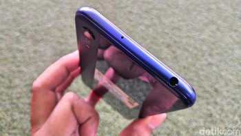 Di bagian atas, ada colokan earphone standar 3,5 mm. Foto: fyk