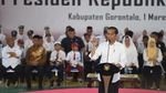 Jokowi Wefie Bareng Pelajar Usai Bagikan KIP di Gorontalo