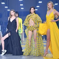 Di akhir acara, Bella dan Gigitampil bersama model Karlie Kloss. Tidak ketinggalan Virgil Abloh, desainer sekaligus pendiri Off-White. (Foto: Pascal Le Segretain/Getty Images)