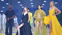 Mereka membawakan busana rancangan desainer Virgil Abloh. Pascal Le Segretain/Getty Images