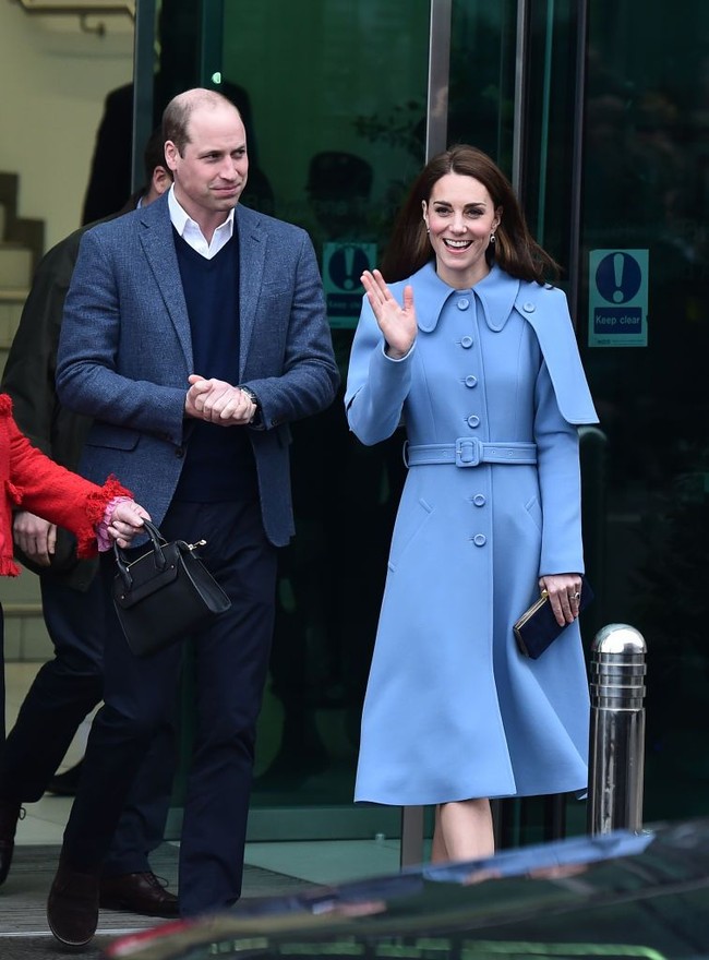 Hari kedua kunjungan Pangeran William dan Kate Middleton di Irlandia Utara diisi dengan menyambangi Braid Arts Centre di Ballymena, Kamis (28/2/2019). Untuk kegiatan tersebut, Kate bergaya ala Mary Poppins dengan mantel biru yang dihiasi panel tambahan di bagian bahu. (Foto: Getty Images)