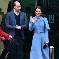 Hari kedua kunjungan Pangeran William dan Kate Middleton di Irlandia Utara diisi dengan menyambangi Braid Arts Centre di Ballymena, Kamis (28/2/2019). Untuk kegiatan tersebut, Kate bergaya ala Mary Poppins dengan mantel biru yang dihiasi panel tambahan di bagian bahu. (Foto: Getty Images)