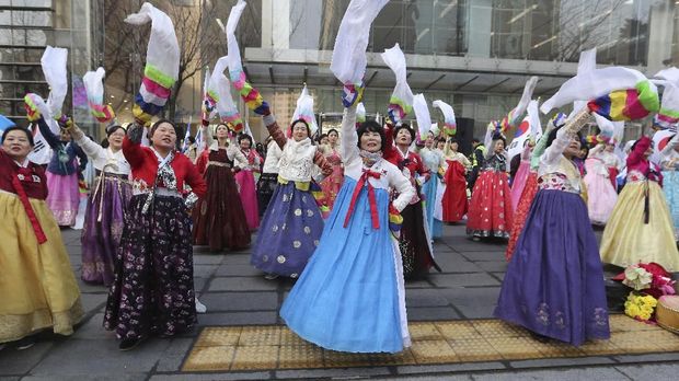 Warga Korea Selatan yang mengenakan pakaian tradisional 