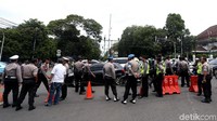 Jalan Imam Bonjol pun ditutup dan petugas kepolisian mengatur rute pengalihan arus sekitar Jalan Imam Bonjol kepada para pengendara yang melintas.