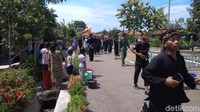Prosesnya terbilang unik, yakni salah satu pusaka peninggalan leluhur masyarakat Bulak berupa tombak diarak keliling kampung oleh orang-orang pilihan (Sudirman Wamad/detikTravel)