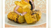 Baju kuning Syahrini kali ini disamakan dengan jagung bakar. Duh model baju yang sudah kece kok disamakan dengan jagung sih. Foto: Istimewa