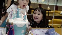 Gempi terlihat sedang asyik meniup lilin di cake ulang tahun sahabatnya. Foto: Instagram@gadiipiing