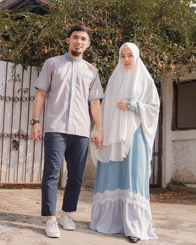 Mengunggah foto bersama suaminya, Achmad Hulaefi, netizen berbondong-bondong mendoakan hubungan mereka semakin harmonis dan langgeng. Foto: Instagram/LindswellKwok