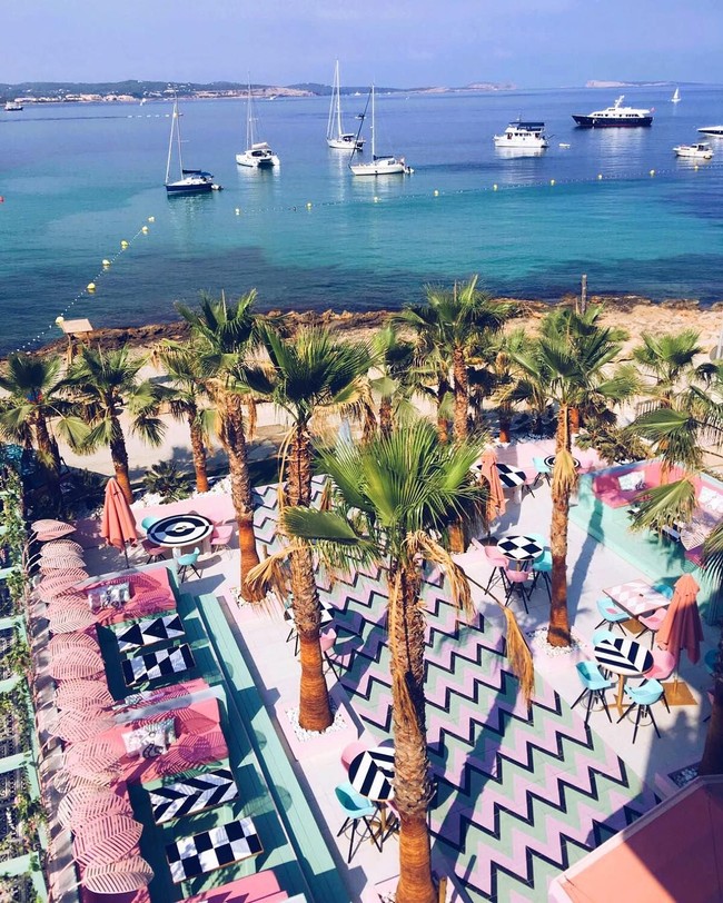 Hotel ini mengunggulkan pemandangan laut Mediterania yang bisa dilihat dari kamar-kamar hotel yang disediakan. Ada pula kamar yang jendelanya berhadapan langsung dengan kolam renang cantik berhias balon hati. Foto: Dok. Wi-Ki-Woo Hotel Ibiza