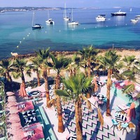 Hotel ini mengunggulkan pemandangan laut Mediterania yang bisa dilihat dari kamar-kamar hotel yang disediakan. Ada pula kamar yang jendelanya berhadapan langsung dengan kolam renang cantik berhias balon hati. Foto: Dok. Wi-Ki-Woo Hotel Ibiza