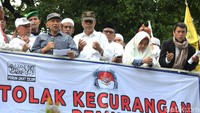 Sejumlah peserta aksi mengajaknya berfoto dan bersalaman. Amien Rais kemudian diajak ke atas mobil komando. Amien Rais mengenakan baju kemeja kotak-kotak dan bertopi.