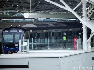 MRT Izinkan Penumpang Minum Air Putih dan Makan Kurma Saat Berbuka Puasa