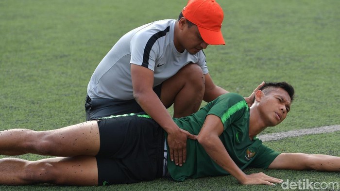 Pemain Timnas U-22 Andy Setyo Nugroho berlatih secara khusus setelah mengalami cedera, saat latihan menjelang pertandingan babak Final Sepak Bola AFF U-22 di Stadion Nasional Olimpiade, Phnom Penh, Kamboja, Senin (25/2/2019). Timnas U-22 Indonesia akan menghadapi tim Thailand pada babak final 26 Februari 2019. ANTARA FOTO/Nyoman Budhiana/ama.