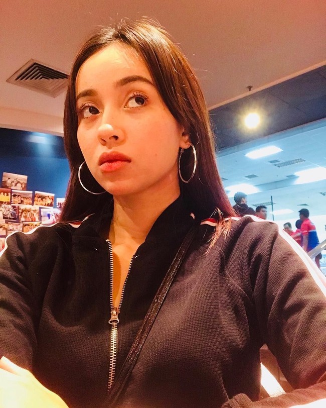 Merasa kesal karena Oktovia menuduhnya membuat tuduhan palsu, Bella pun menggunggah video aksi bintang sinetron Cinta Tiada Ganti itu berdansa dalam keadaan mabuk dengan suaminya. Bella mengaku memiliki tiga video yang menampilkan kebersamaan Aliff dan Oktovia. Foto: Dok. Instagram @oktoviamanrose