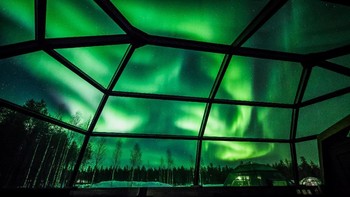 Aurora borealis merupakan fenomena alam berupa pancaran cahaya di lapisan ionosfer di atmosfer akibat interaksi medan magnet dengan partikel bermuatan, yang kemudian dipancarkan oleh Matahari. Foto: REUTERS/Alexander Kuznetsov.