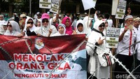 Penampakan ratusan massa Apel Siaga Umat yang berkumpul di depan kantor KPU, Jalan Imam Bonjol, Jakarta Pusat, Jumat (1/3/2019).