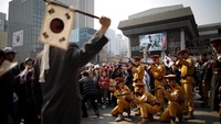 Di tengah aksi peringatan Gerakan Kemerdekaan itu digelar pula aksi teatrikal mengenang peristiwa 100 tahun yang lalu. Kim Hong-Ji/Reuters.