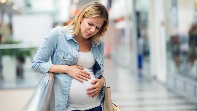 Cara Mengatasi Kram Perut di Minggu-minggu Pertama Kehamilan/ Foto: istock Cara Mengatasi Kram Perut di Minggu-minggu Pertama Kehamilan/ Foto: istock