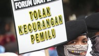 Mereka membawa poster Tolak Kecurangan Pemilu. Massa berkonvoi sambil melantunkan salawat.