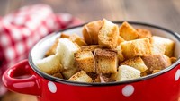 Roti basi yang masih tersisa bisa dipotong kotak menjadi crouton untuk salad atau sup. Pilihan lainnya, Anda bisa meremukannya untuk dijadikan topping casseroles, pasta hingga ayam panggang. Foto: Istock