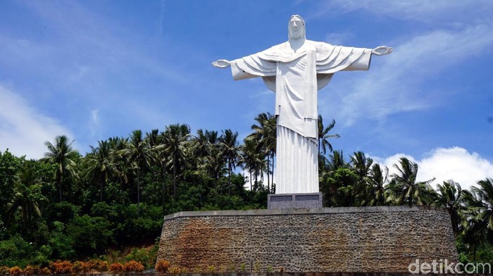 Patung Yesus Memberkati di Pulau Lembeh
