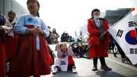 Sejumlah anak-anak nampak mengenakan pakaian tradisional Korea turut serta memperingati 100 tahun Gerakan Kemerdekaan Korea di kota Seoul, Korea Selatan. Kim Hong-Ji/Reuters.