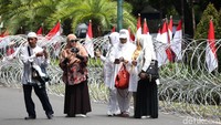 Sejumlah massa aksi nampak telah tiba di sekitar KPU.