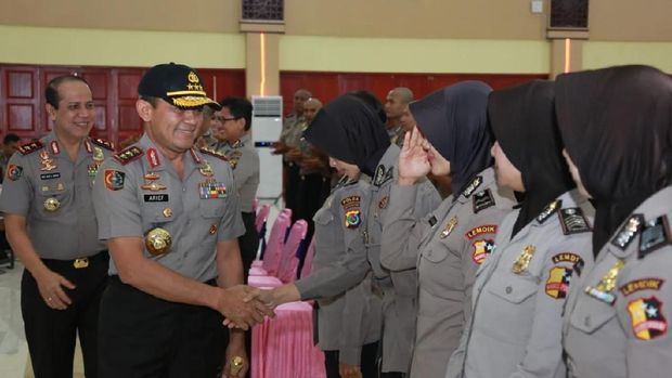 Komjen Arief dan jajaran memberi ucapan selamat kepada para calon siswa