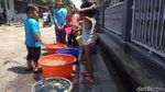 Foto: Masyarakat Cirebon Arak Tombak Jelang Panen
