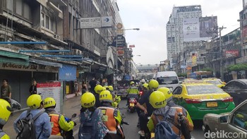 Phee Win yang telah berlisensi ini dapat dilihat mengenakan rompi oranye yang di bagian dada dan punggungnya terdapat informasi driver tersebut, seperti nama dan nomer lisensi. Foto: Virgina Maulita Putri
