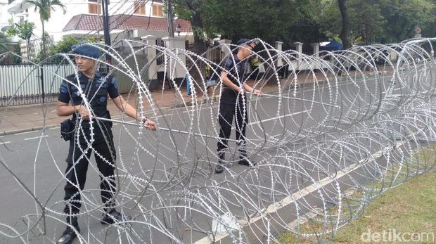 Kawat berduri dipasasang untuk menjaga jarak antara massa dengan kantor KPU