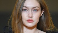 Gigi Hadid sempat membuat heboh karena tampil tanpa bra di Paris Fashion Week 2019 dan mengekspose bagian payudaranya. Pascal Le Segretain/Getty Images