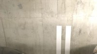 Garis parkir ini sengaja dibuat hingga ke dinding sehingga memudahkan orang yang mau parkir supaya sejajar. Istimewa/Boredpanda.