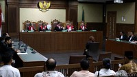 Hakim menyebut Kotjo awalnya meminta bantuan Setya Novanto, yang saat itu menjabat Ketua DPR sekaligus Ketua Umum Partai Golkar, untuk mendapatkan akses dengan PLN demi melancarkan bisnisnya. Kotjo dan Novanto memang sebelumnya disebutkan merupakan kawan lama. 