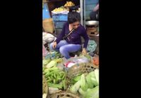 Setuju Nggak? Penjual Sayur Cantik Ini Dibilang Mirip Syahrini