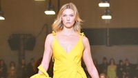 Karlie Kloss juga tampil di acara tersebut dengan mengenakan gaun kuning. Pascal Le Segretain/Getty Images