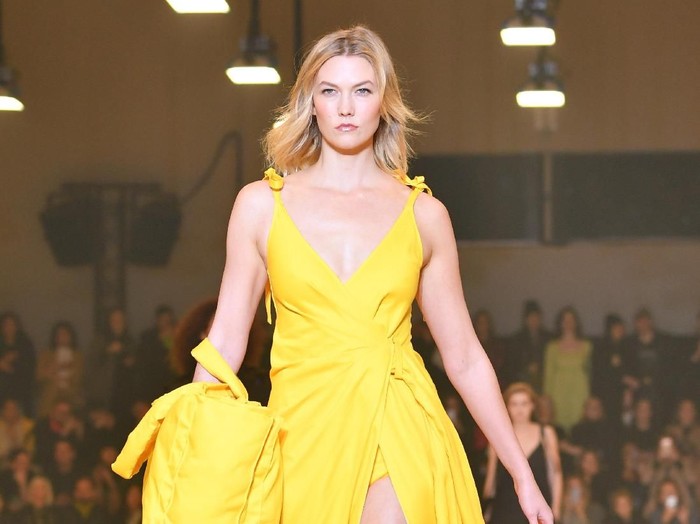 Karlie Kloss PARIS, FRANCE - FEBRUARY 28: Karlie Kloss walks the runway during the Off-White show as part of the Paris Fashion Week Womenswear Fall/Winter 2019/2020 on February 28, 2019 in Paris, France. (Photo by Pascal Le Segretain/Getty Images)