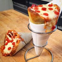 Makan Pizza Mangkuk hingga Pizza Lipat Enak di 5 Tempat Ini, Yuk!