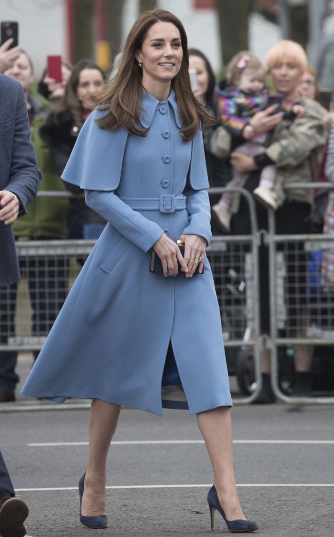 Outerwear berpotongan elegan yang dilengkapi sabuk mini nan chic itu merupakan keluaran dari Mulberry, salah satu label favorit Kate. Harganya 1.735 poundsterling atau sekitar Rp 32 juta. (Foto: Getty Images)