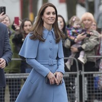 Outerwear berpotongan elegan yang dilengkapi sabuk mini nan chic itu merupakan keluaran dari Mulberry, salah satu label favorit Kate. Harganya 1.735 poundsterling atau sekitar Rp 32 juta. (Foto: Getty Images)