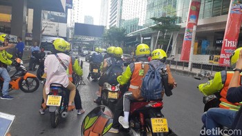 Warnanya yang mencolok memang membuat driver Get menarik perhatian pengguna jalan lainnya. Foto: Virgina Maulita Putri