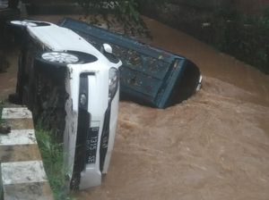 Tembok Ambrol, 2 Mobil Terjun ke Sungai di Bandung