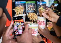 Canggih! Vending Machine Ini Gunakan Medsos Buat Beri Mie Instan Gratis